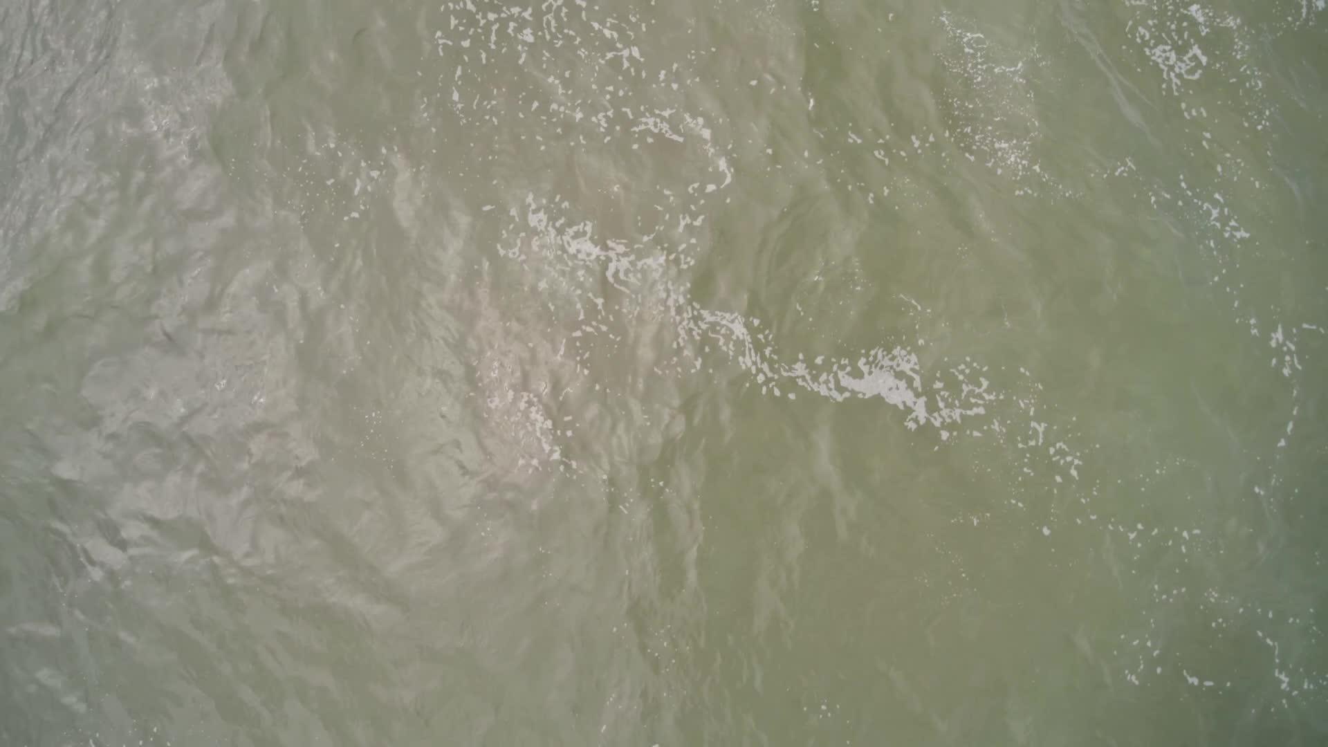 巨大的蓝色波浪在海洋中断裂视频的预览图