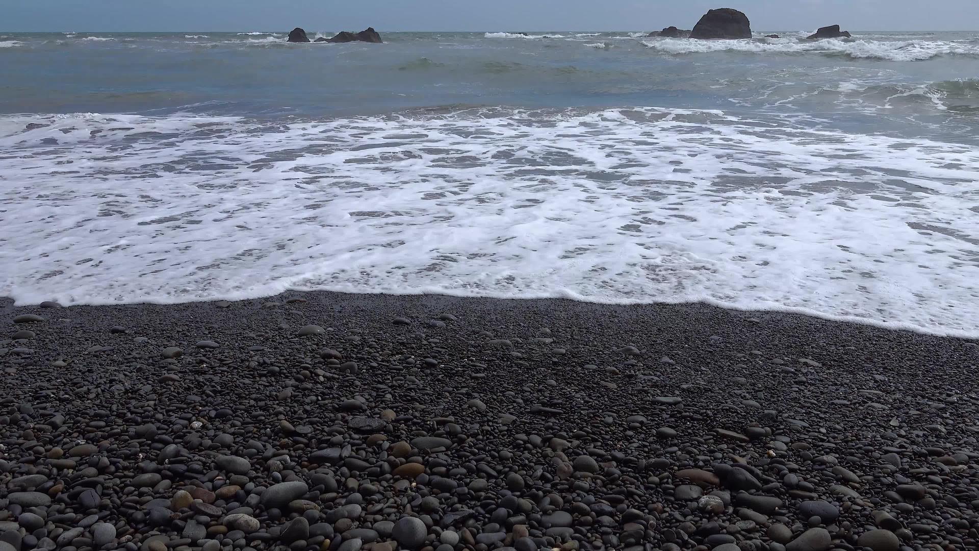 太平洋海岸小石头海滩海洋波浪奥林匹亚国家公园乌萨岛岛视频的预览图