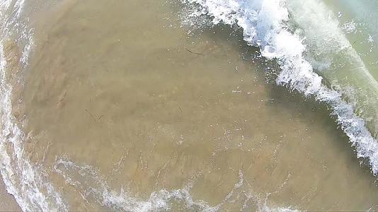 海浪接近沙滩这是最慢的运动风景视频的预览图