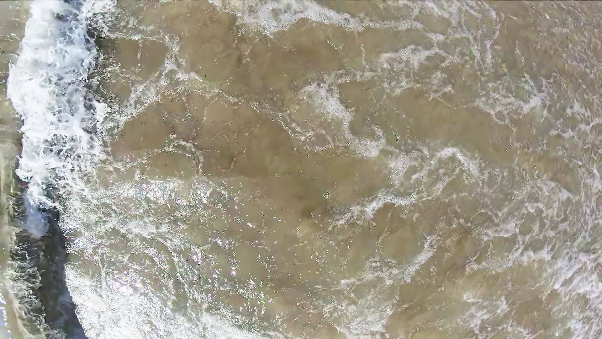 泡沫在海浪上视频的预览图
