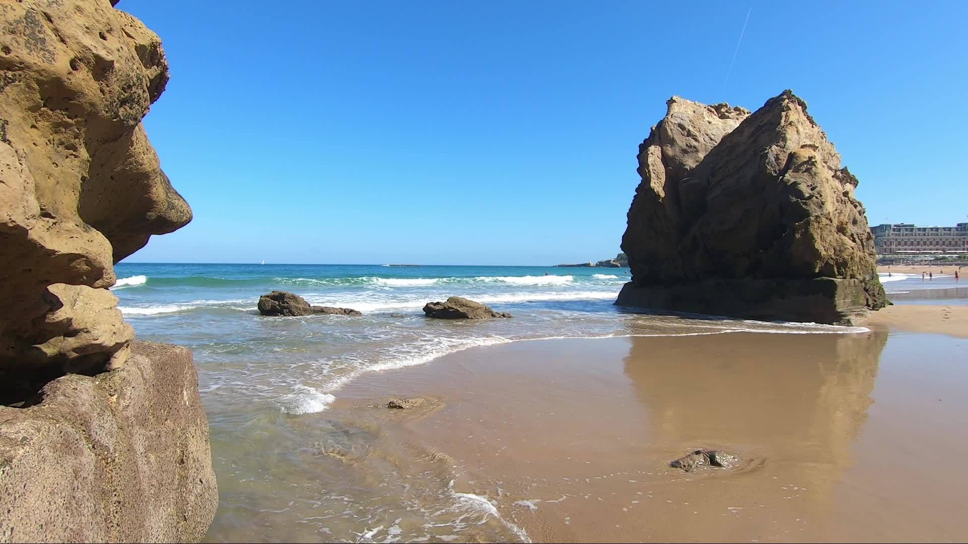 比拉里茨在海滩的海浪中养分法国视频的预览图