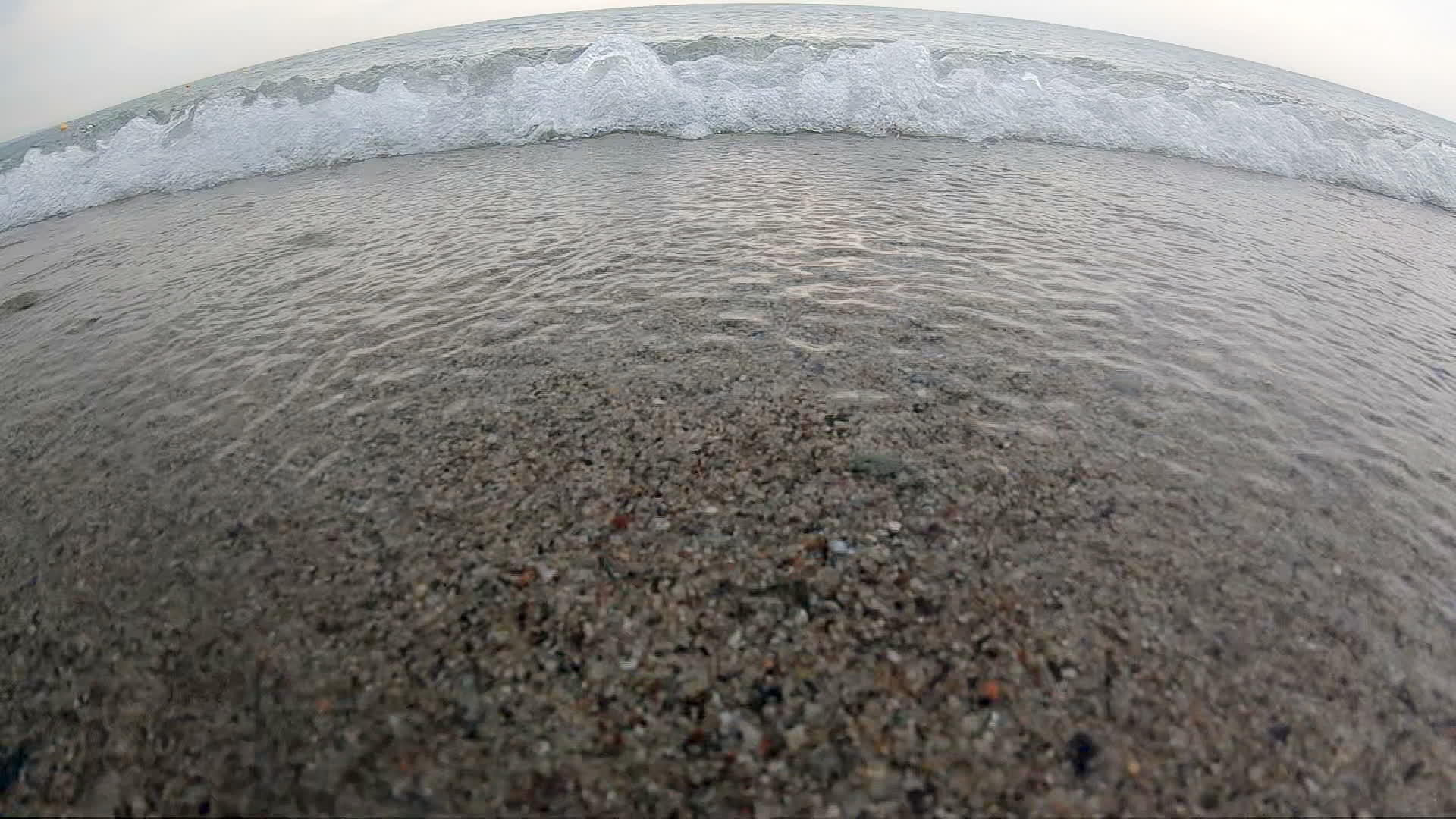 海洋冲浪在海岸慢慢坠落视频的预览图