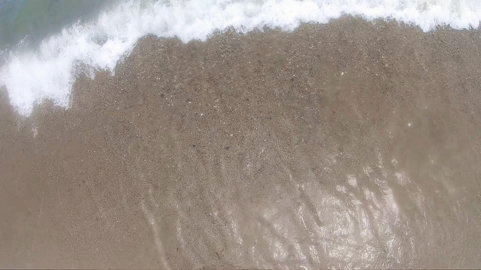 海浪在岛上慢动视频的预览图