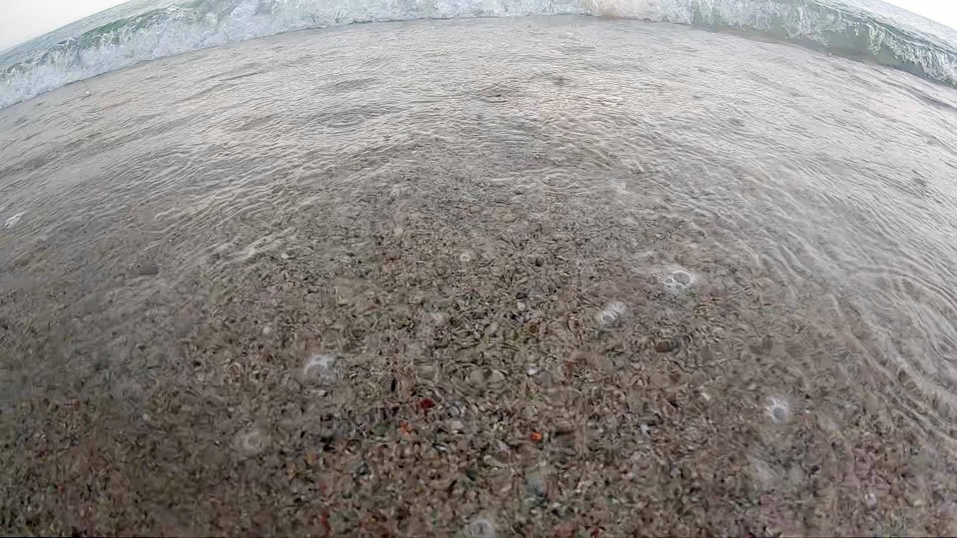 海浪在海岸的岩石上撞击塞普勒斯的慢动作视频的预览图