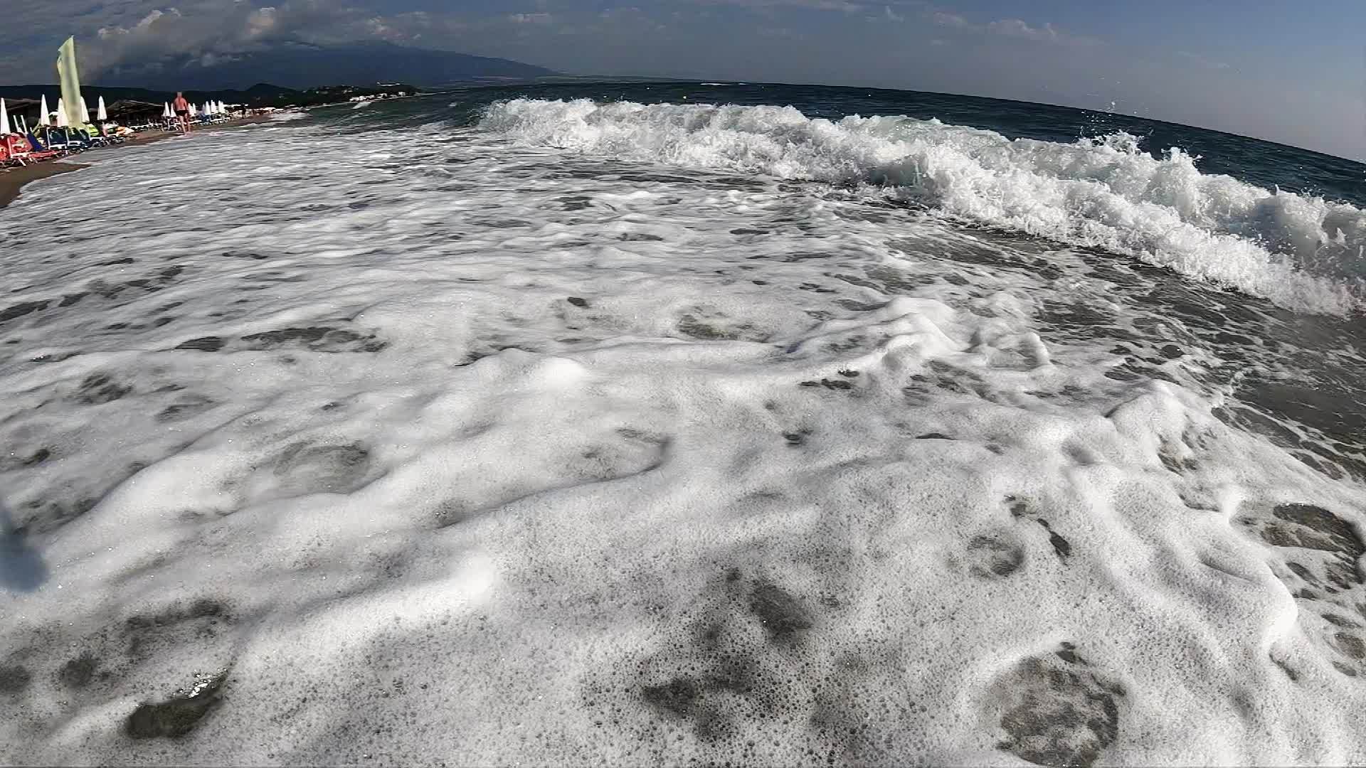 海浪在沙滩上缓慢地挥舞着视频的预览图