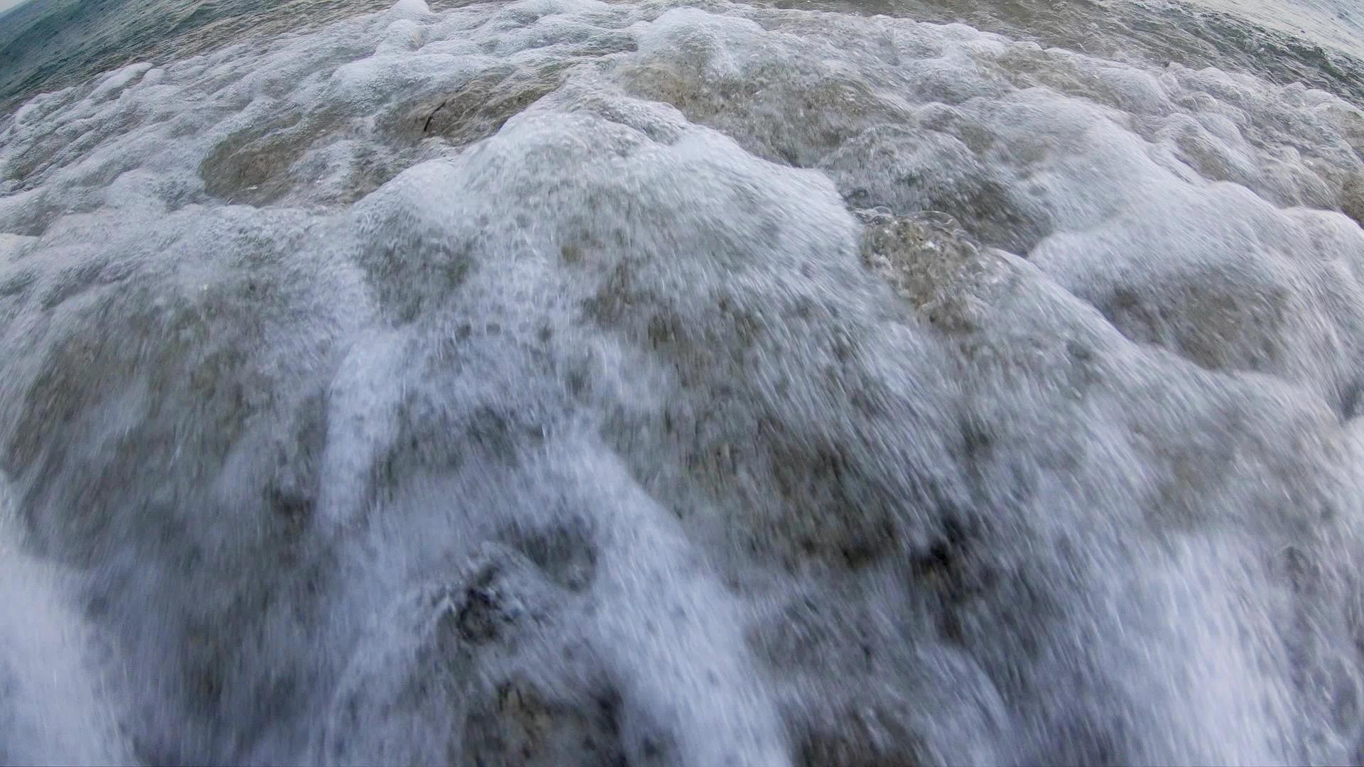北岸海滩上的海浪冲向北岸海滩视频的预览图