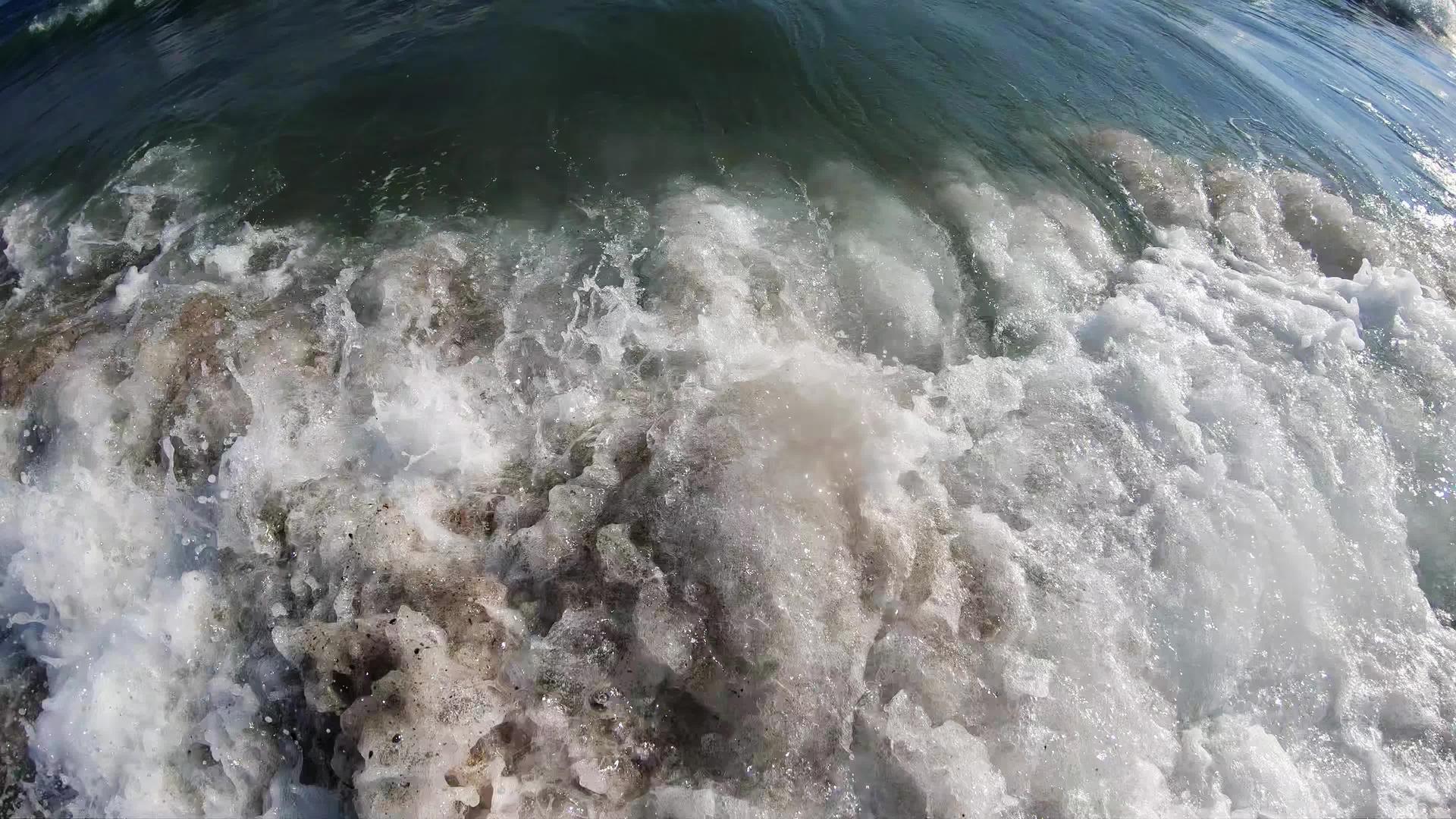 海浪在海岸上缓缓飘动视频的预览图