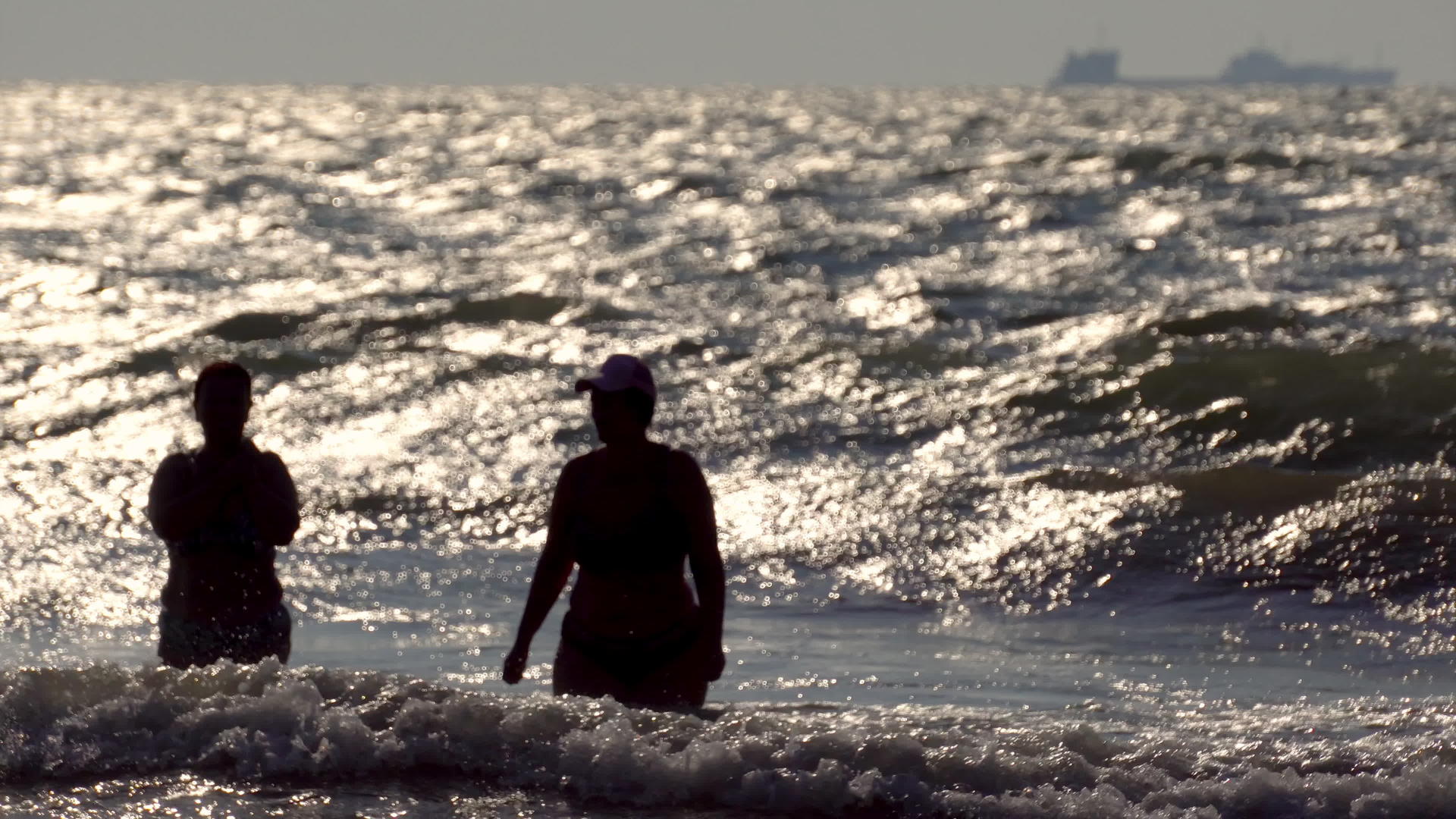 游客在海上以强烈的风潮洗澡视频的预览图