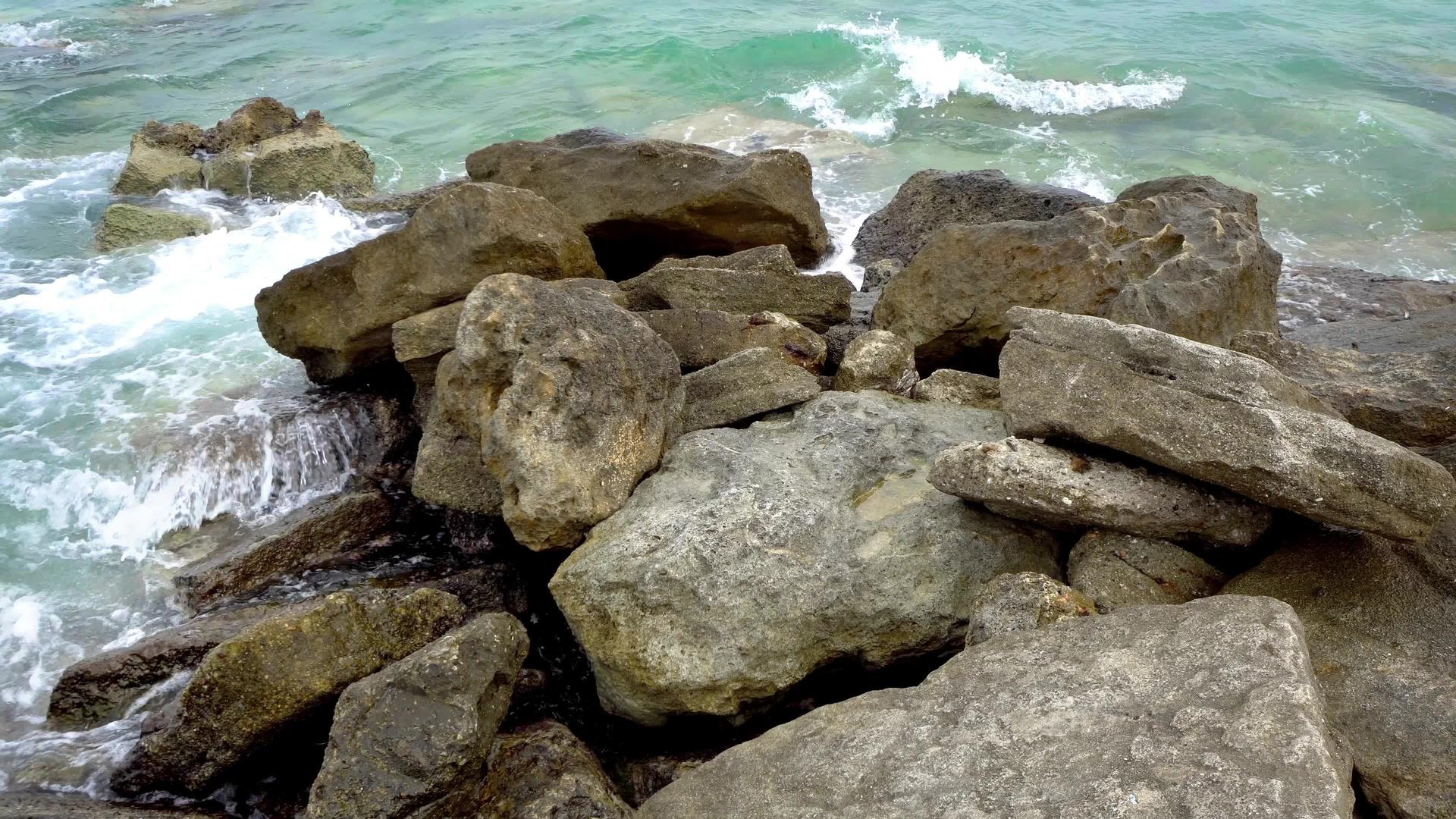 海浪在沙滩上破碎形成喷雾视频的预览图