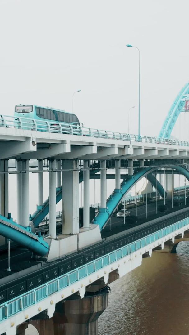 杭州复兴大桥晨雾中的航拍车流视频的预览图