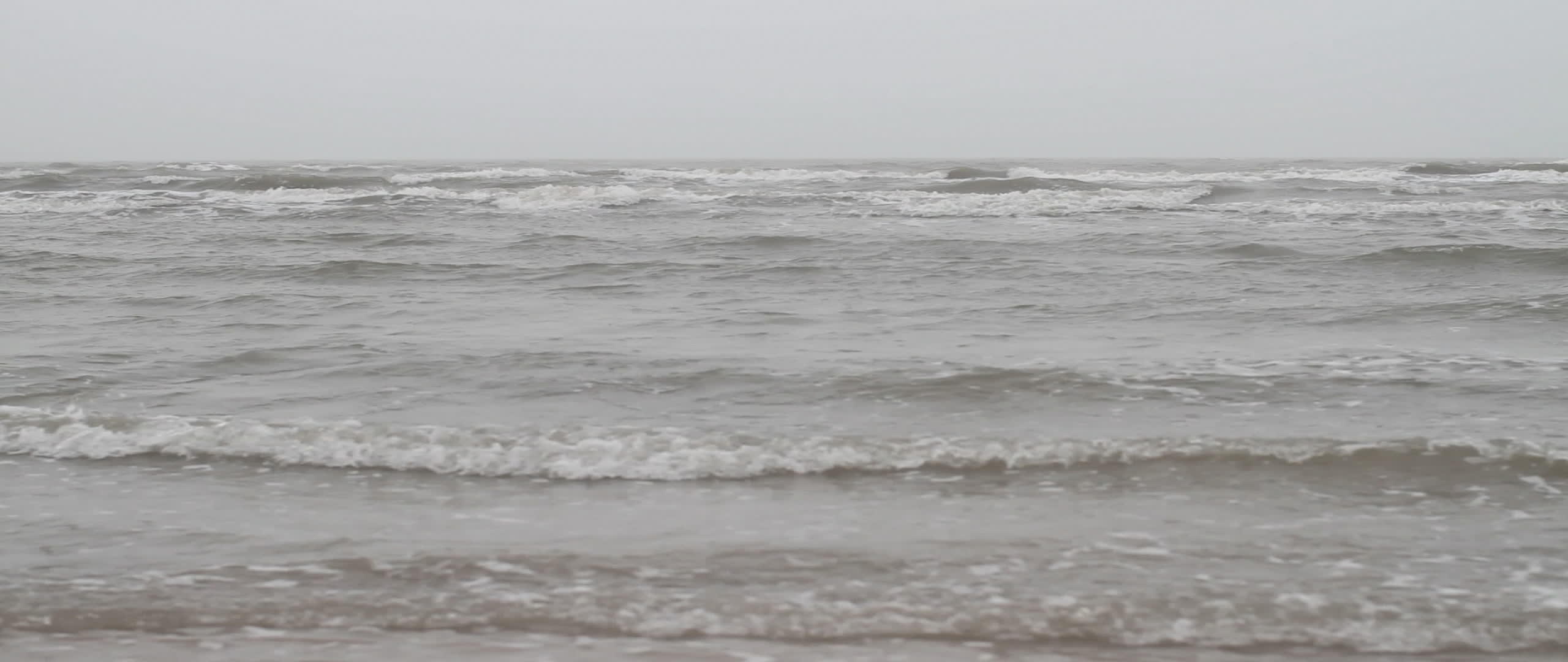 暴风日强大的海浪视频的预览图