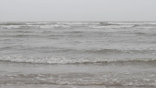 暴风日强大的海浪视频的预览图