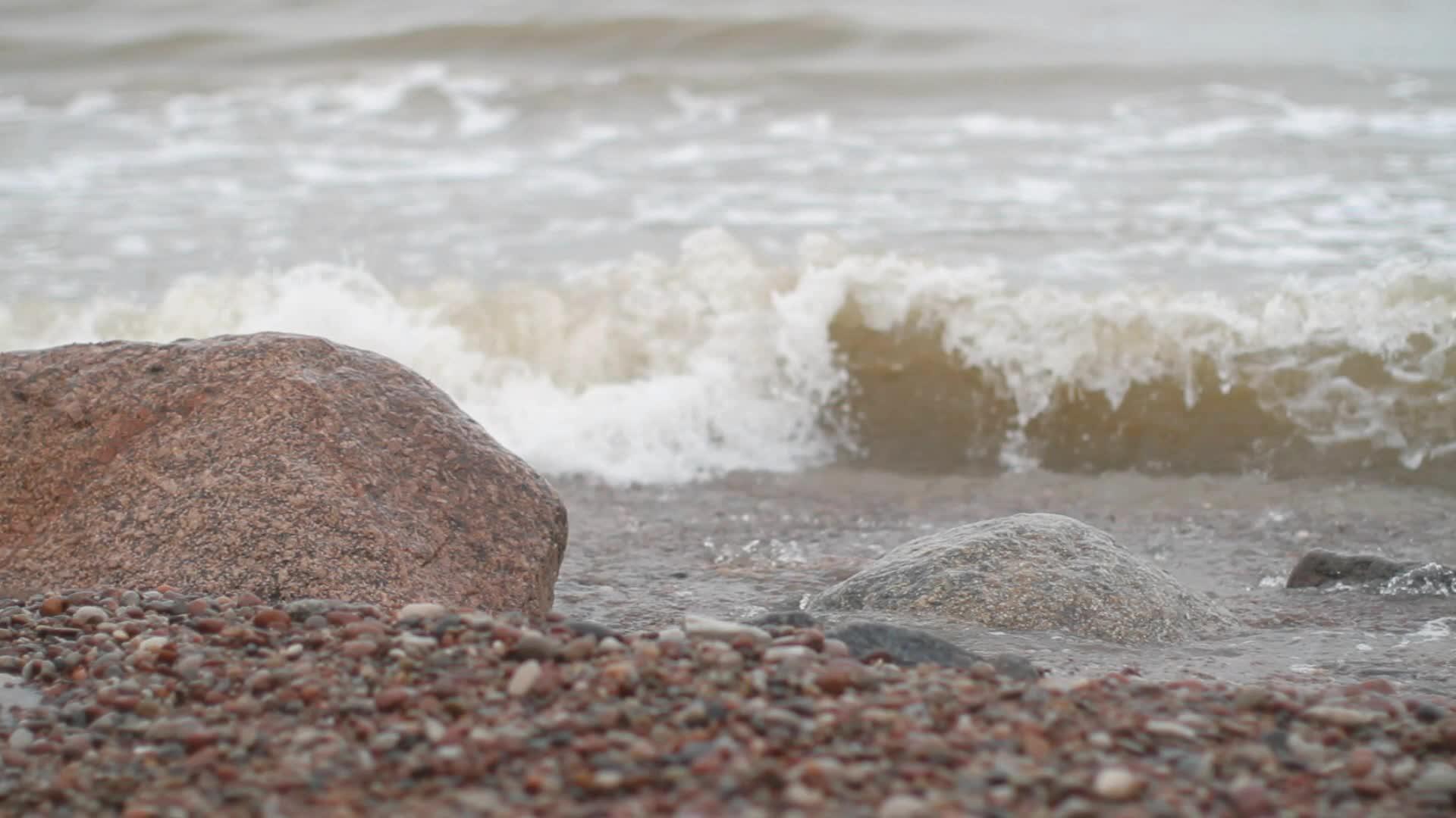 海滩上的石头视频的预览图