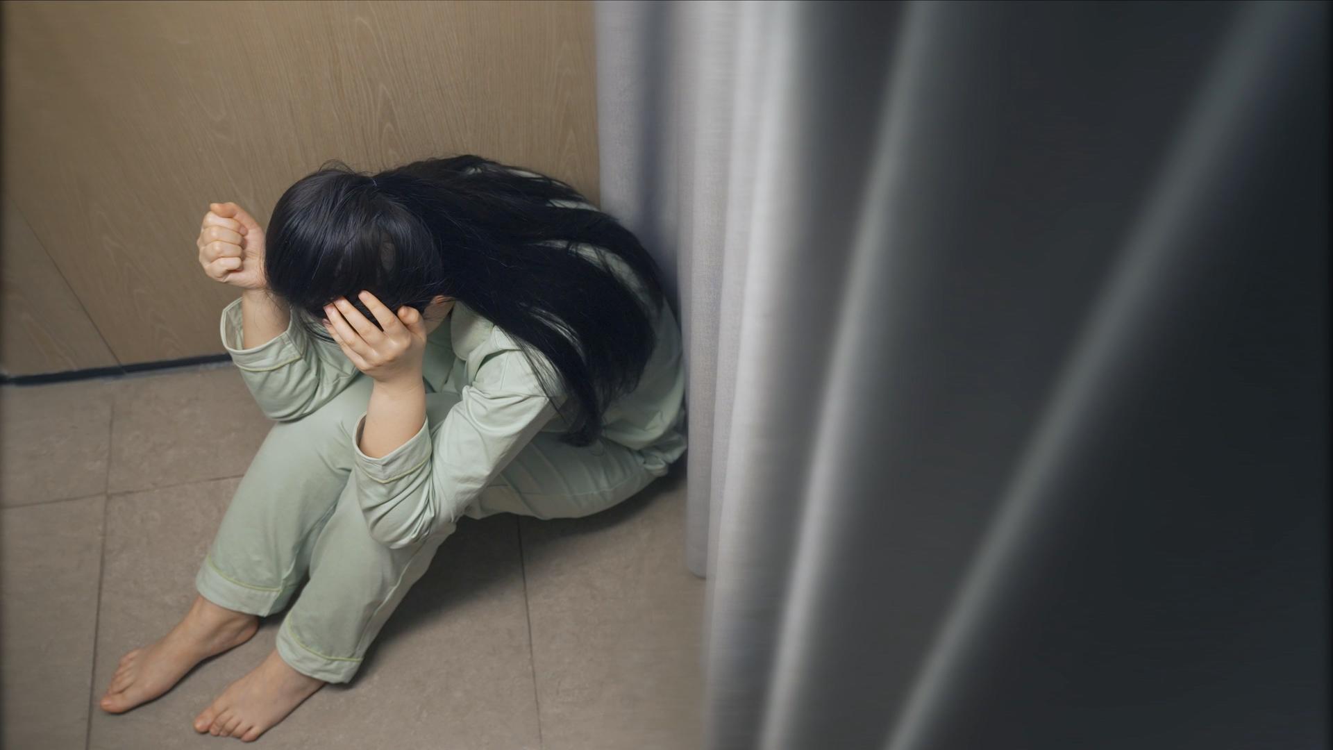 4k女性抑郁、抑郁、精神萎靡、崩溃视频的预览图