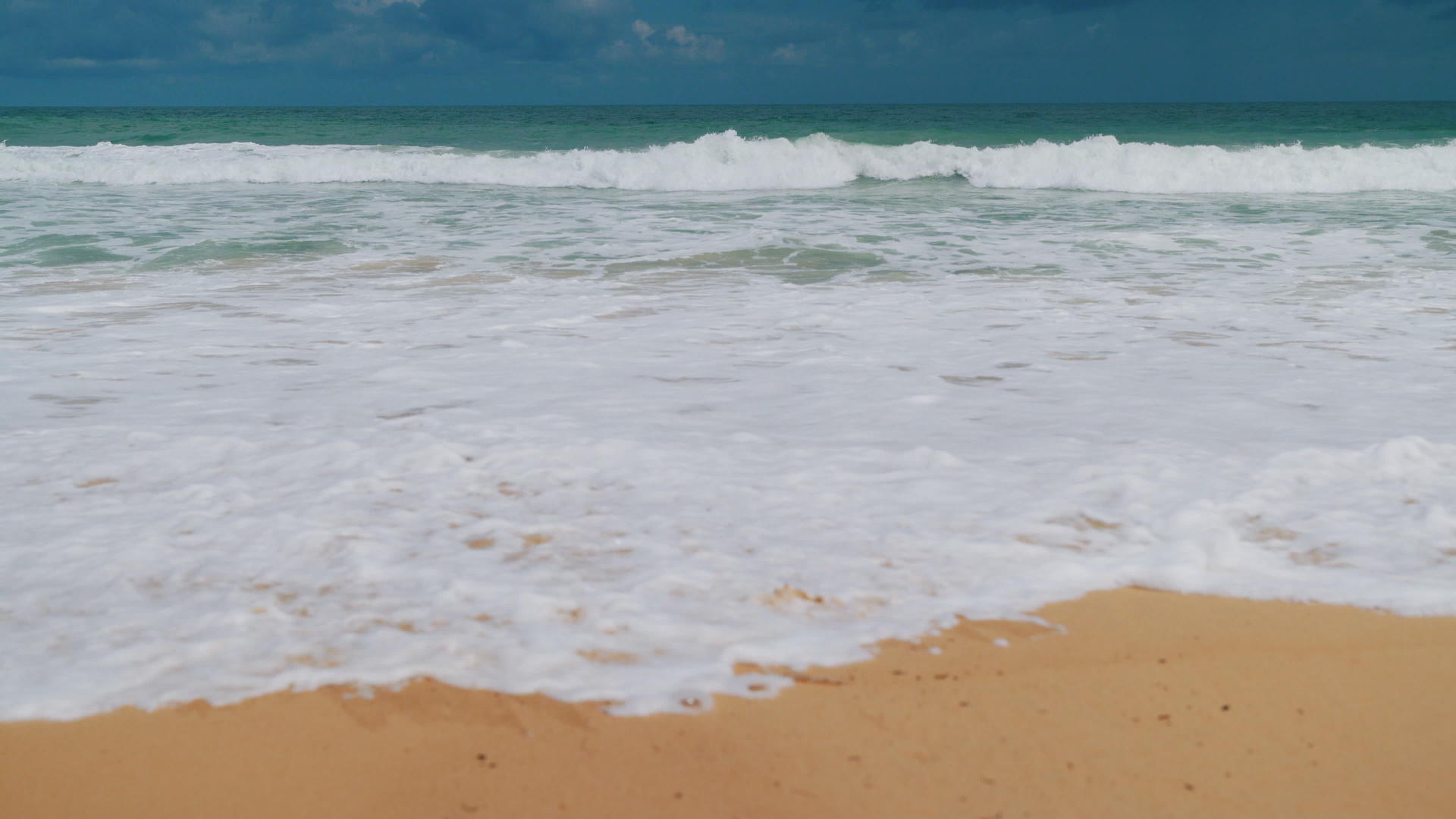 自然视频海浪和云朵向海岸移动普吉海在夏天是高强度和泡沫状的视频的预览图