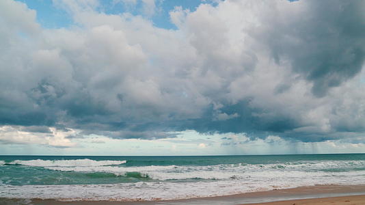 自然视频海浪和云朵向海岸移动普吉海在夏天是高强度和泡沫状的视频的预览图
