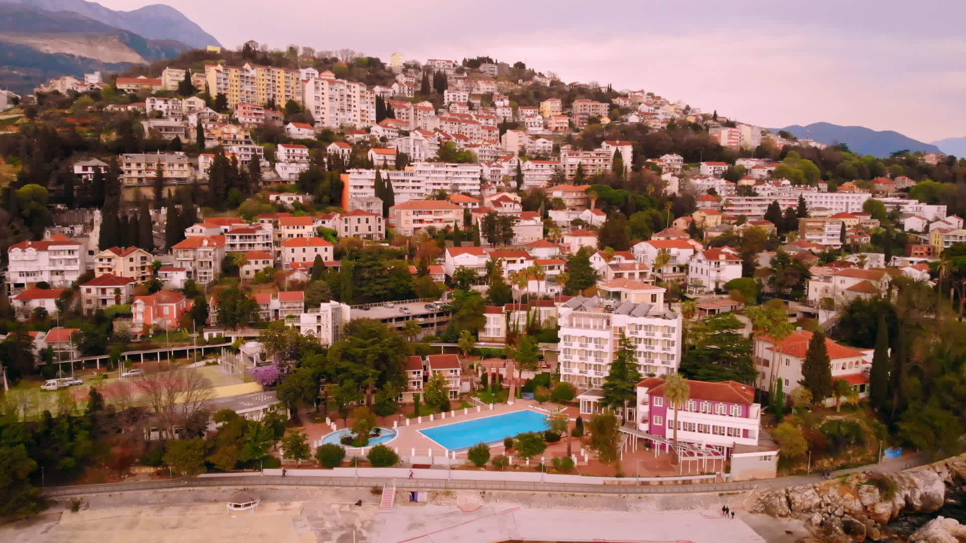 无人驾驶飞机飞越沿海城镇视频的预览图