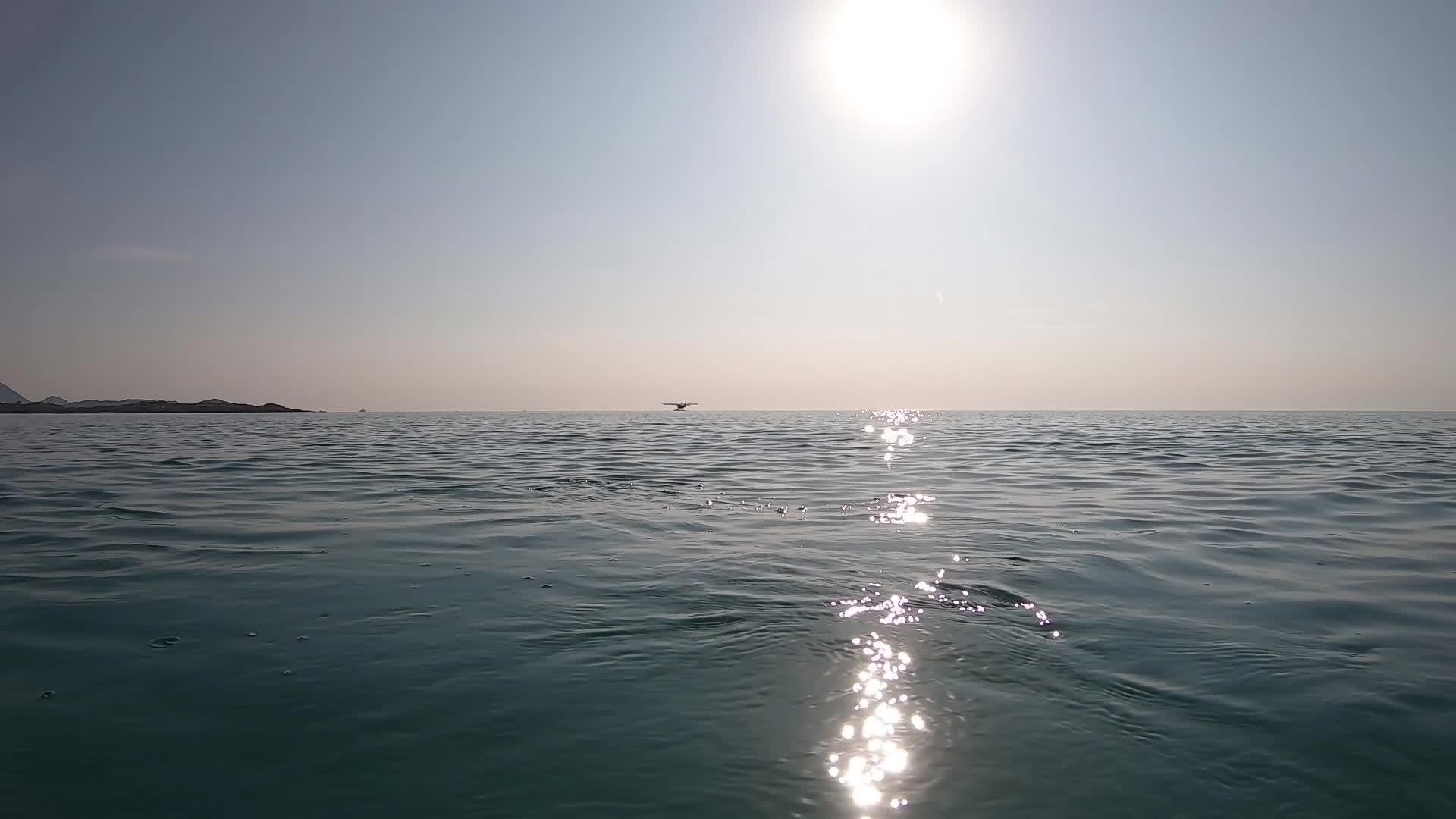 在早晨的背光中在海平面和地平线上的水面上拍摄反射视频的预览图