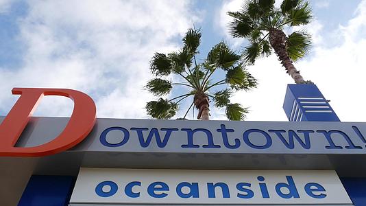 海滨名牌标志和棕榈树Oside圣地亚哥在加利福尼亚州视频的预览图