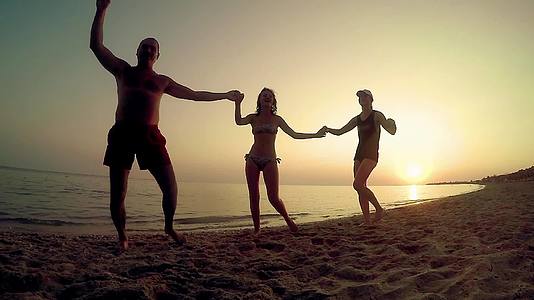 快乐的朋友们在海滩上享受传统的马西多尼亚舞蹈和希腊舞蹈视频的预览图
