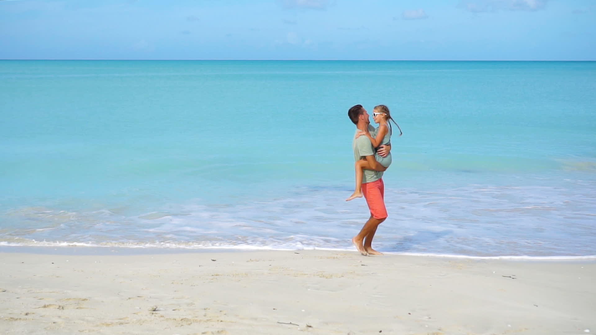 在海滩度假期间小女孩和快乐的父亲玩得很开心视频的预览图