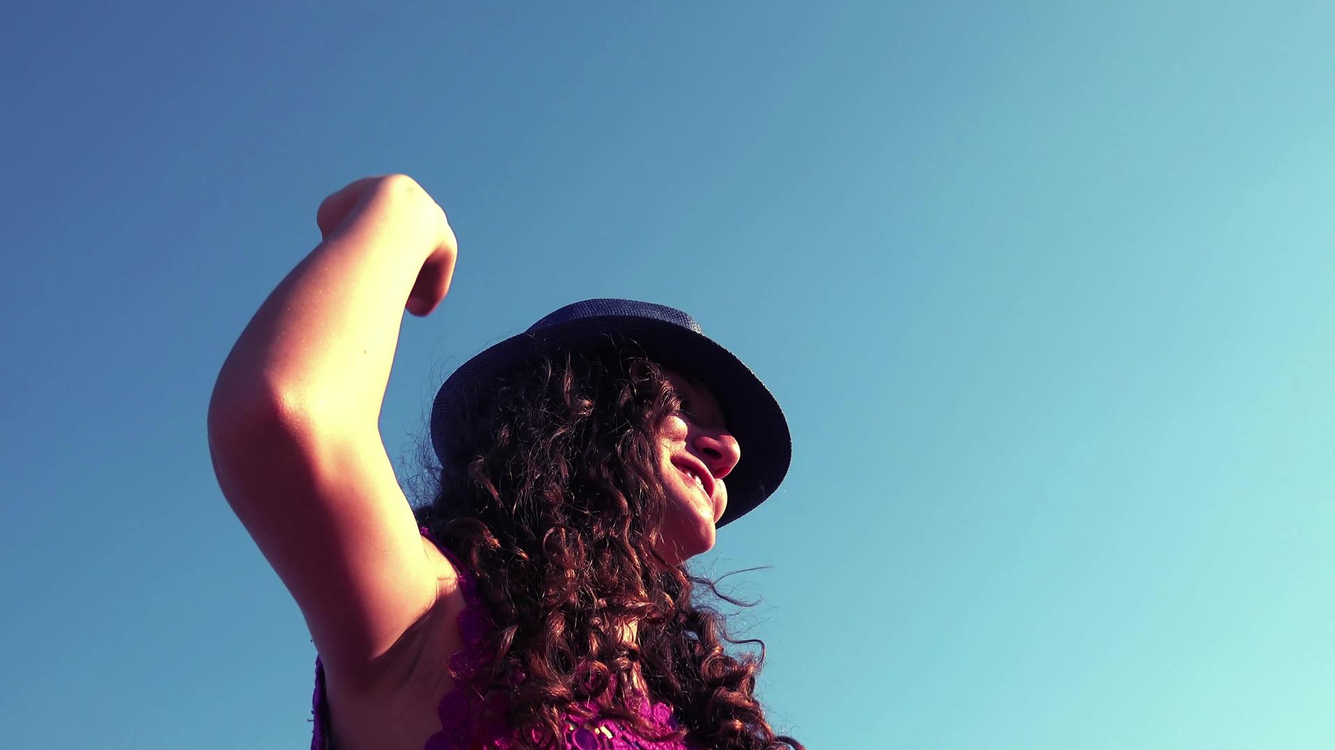 夏夏海滩派对上年轻女孩跳舞的肖像视频的预览图