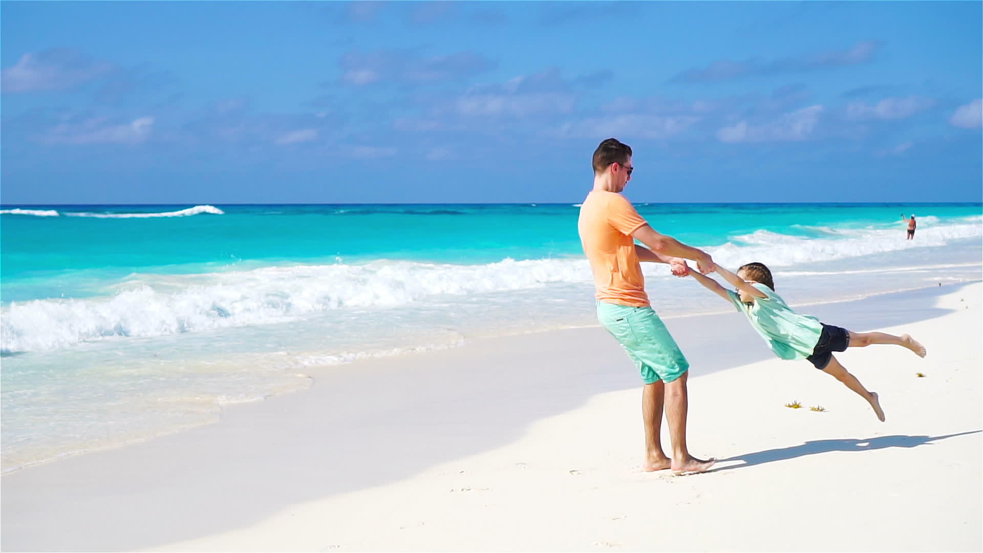 他的父亲和他可爱的小女儿在热带海滩上慢慢地移动视频的预览图