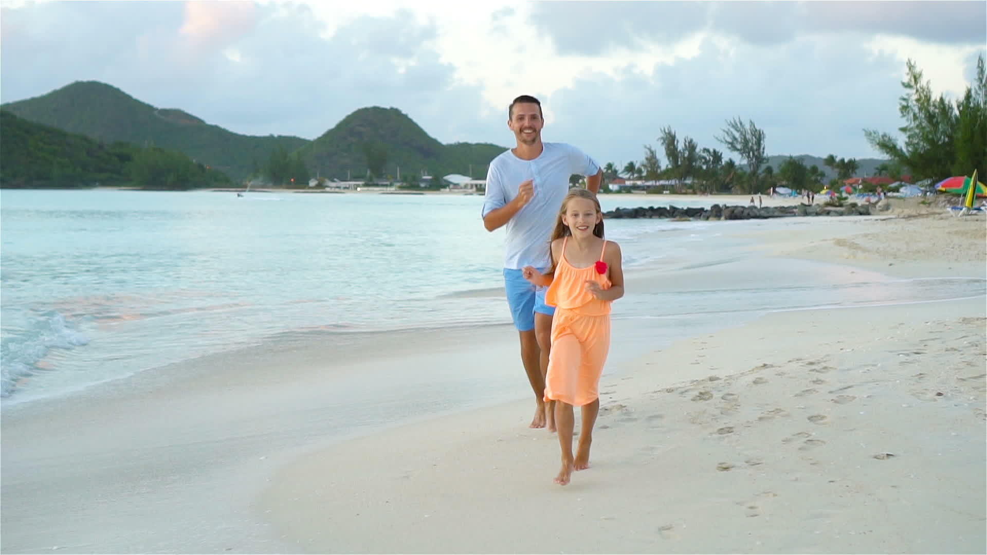 在海滩度假期间小女孩和快乐的父亲玩得开心又慢视频的预览图