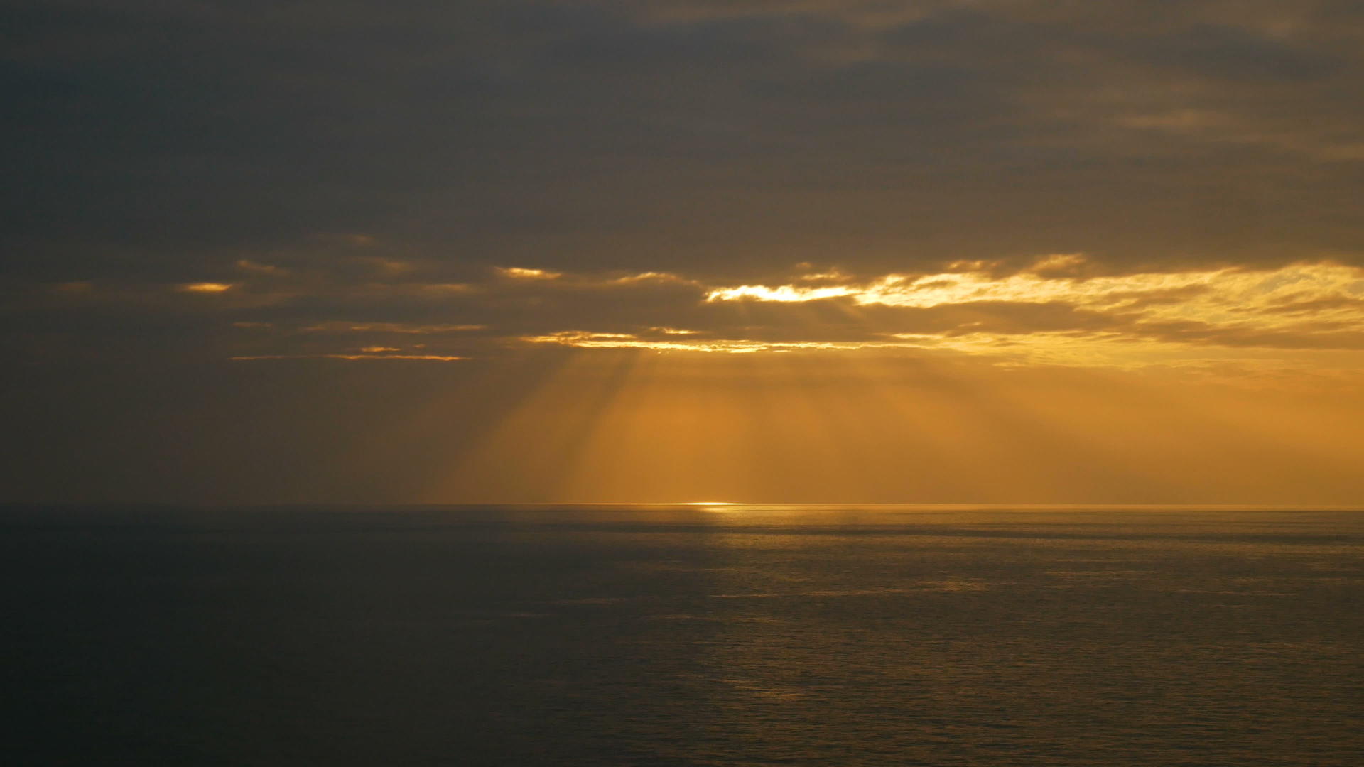 当海浪的夕阳照耀着天空视频的预览图