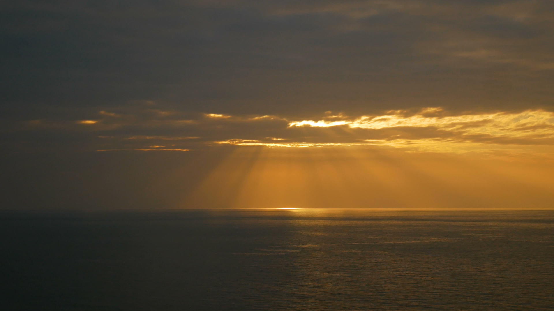 当海浪的夕阳照耀着天空视频的预览图