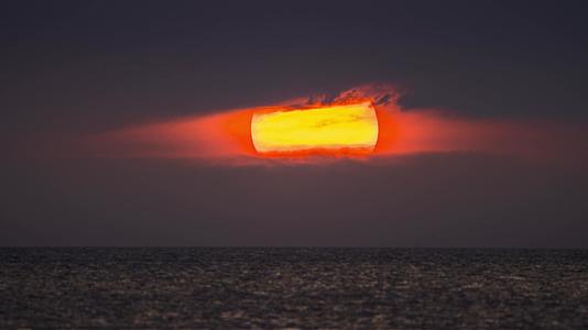 海浪表面反射金色的日落时间视频的预览图
