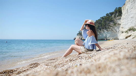 女人躺在沙滩上享受暑假看着大海看着大海视频的预览图