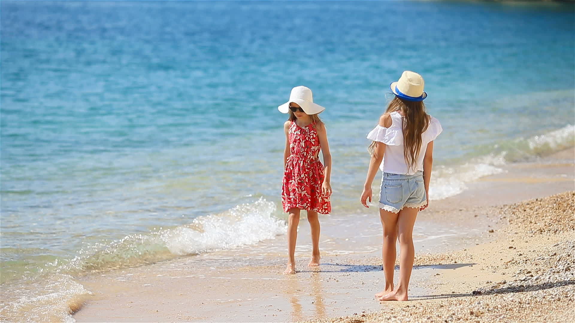 暑假期间女孩在热带海滩玩得很开心视频的预览图