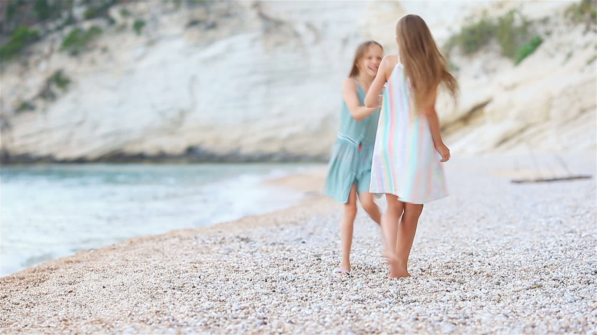 暑假期间女孩在热带海滩玩得很开心视频的预览图