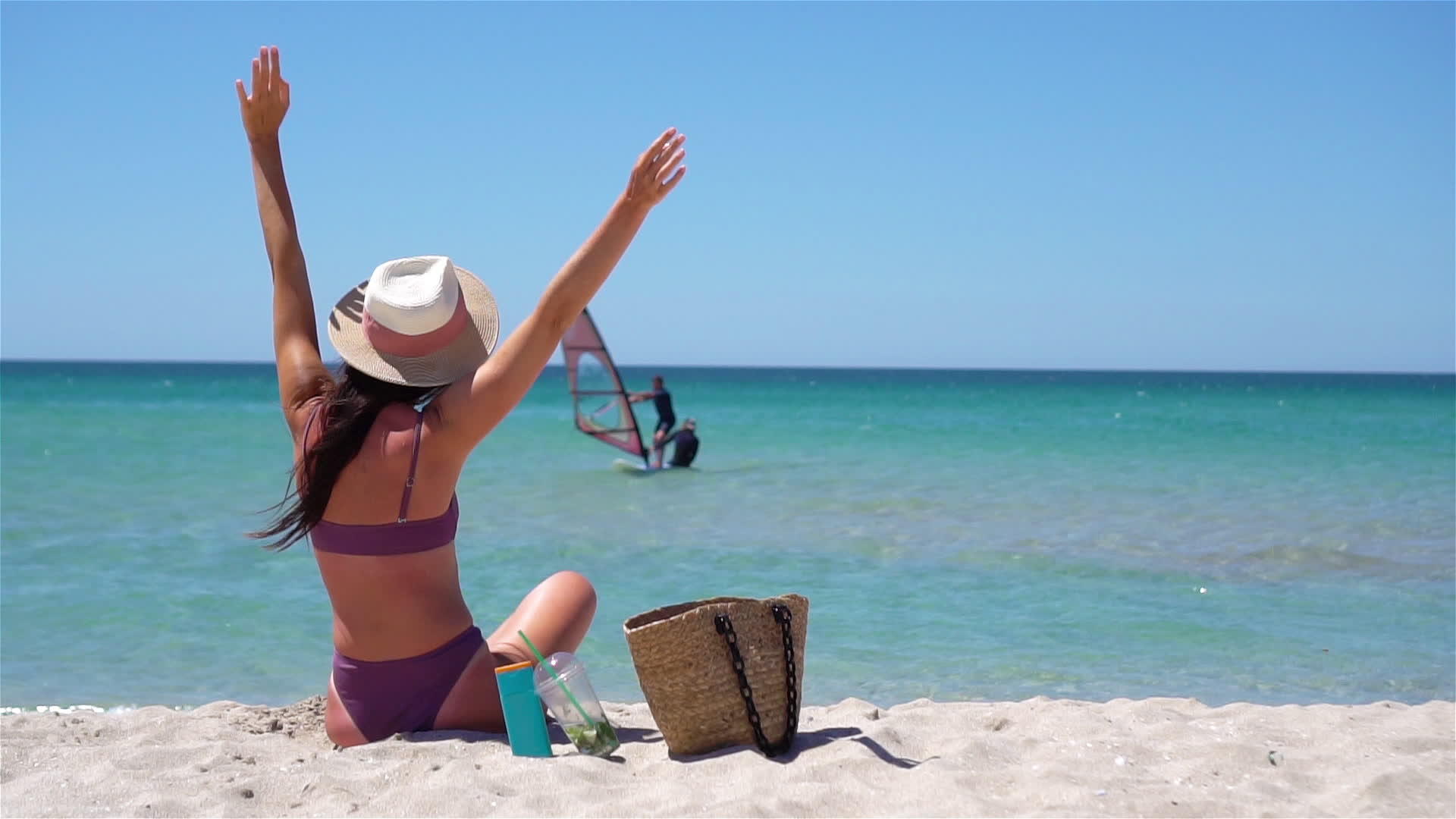 年轻女性在海滩度假时戴帽子视频的预览图