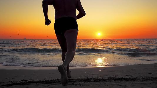 随着慢动作的喷发人类奔跑跳入日落水中视频的预览图