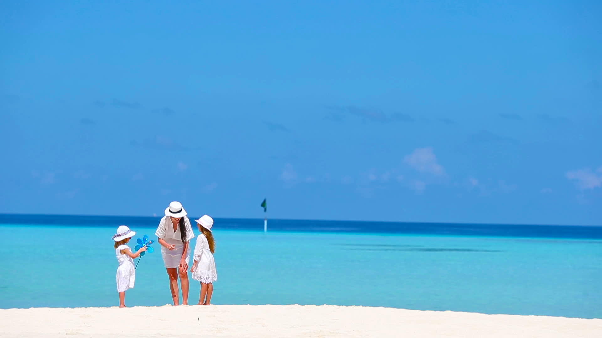 美丽的热带沙滩景观家庭在白人中享受暑假视频的预览图