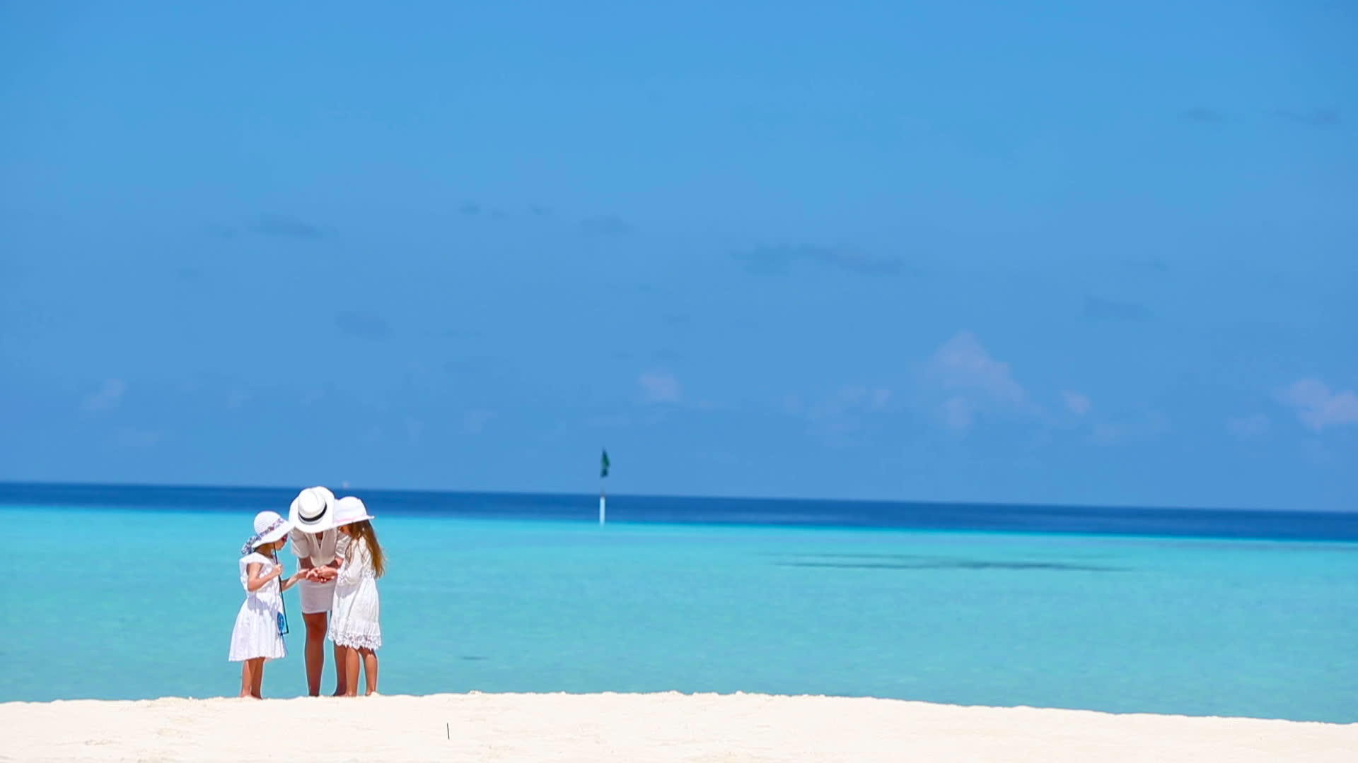 美丽的热带沙滩景观家庭在白人中享受暑假视频的预览图