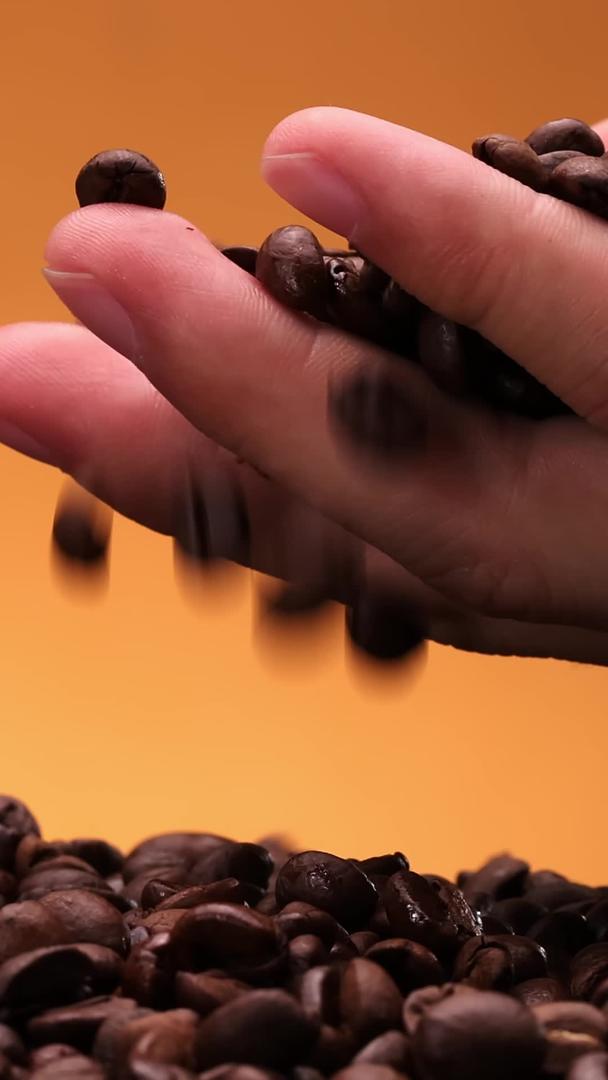 手指尖滑落的咖啡豆视频的预览图