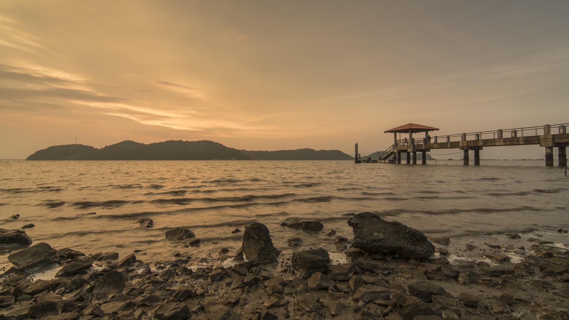 当海浪从低潮流到高潮时海浪在倾斜时沉没视频的预览图