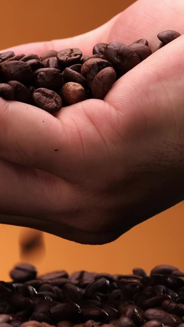 手指尖滑落的咖啡豆视频的预览图