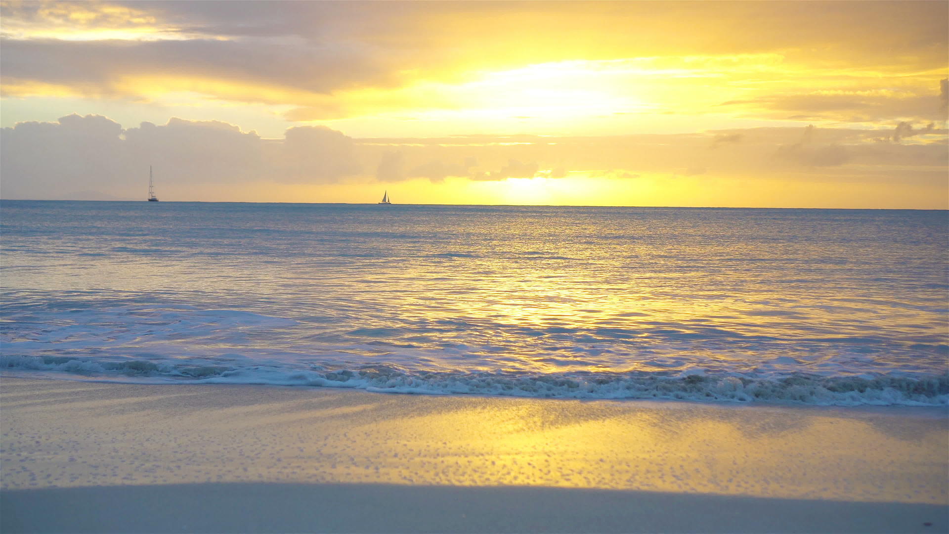 奇怪的加勒比海滩上美丽的日落视频的预览图