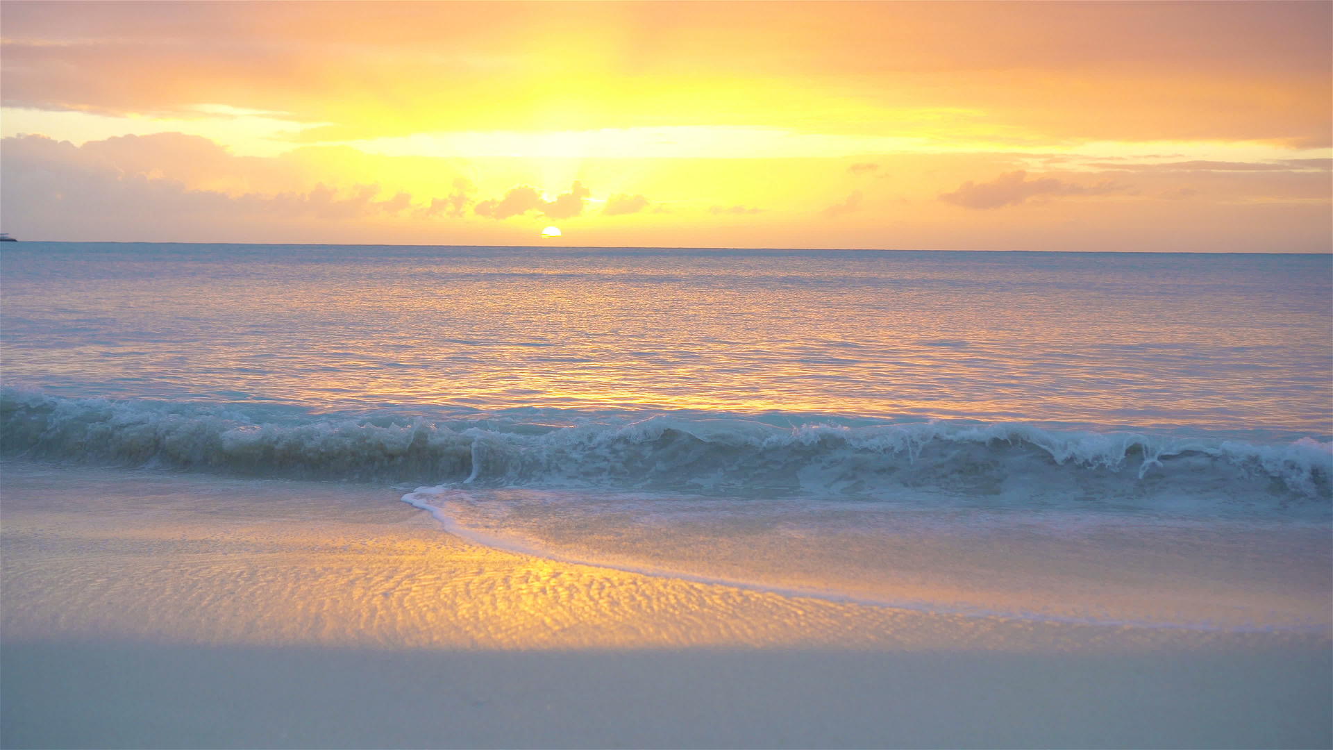 热带卡比巴海滩上丰富多彩的日落视频的预览图