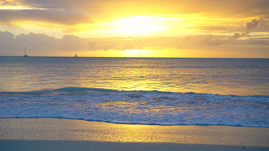 美丽的日落在海滩上视频的预览图