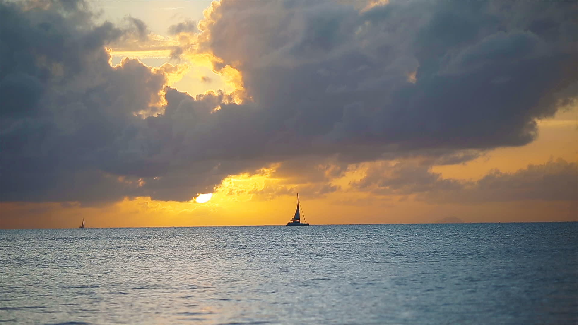 奇怪的卡比巴海滩上美丽的日落视频的预览图