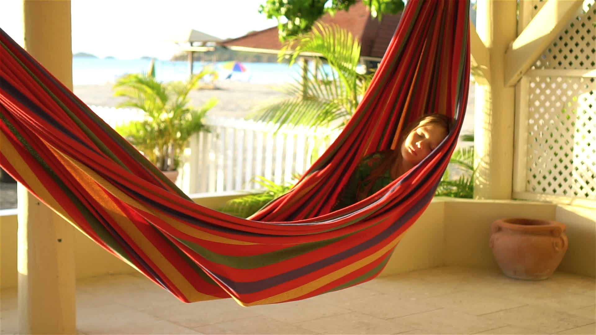 可爱的小女孩在热带度假期间在吊床上放松视频的预览图