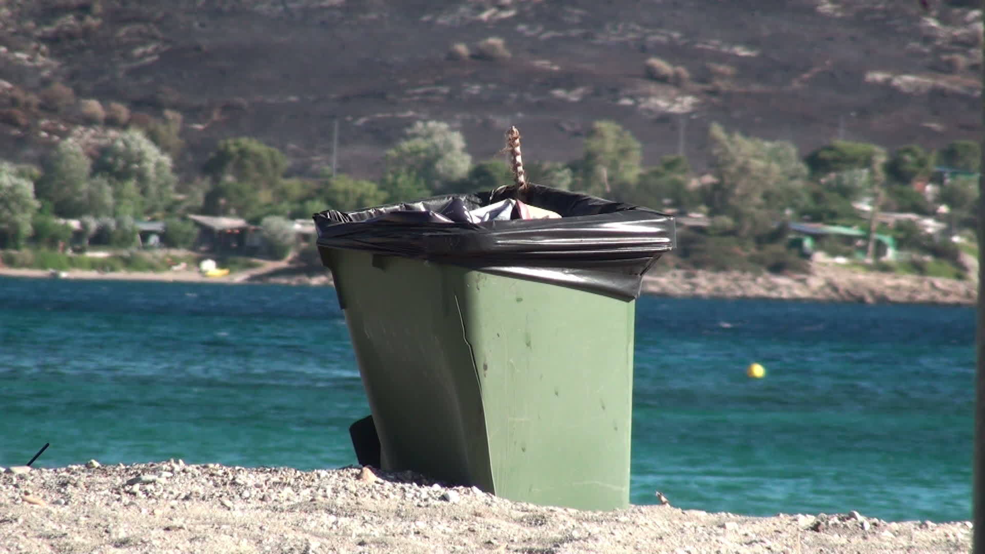 海滩上的垃圾桶视频的预览图