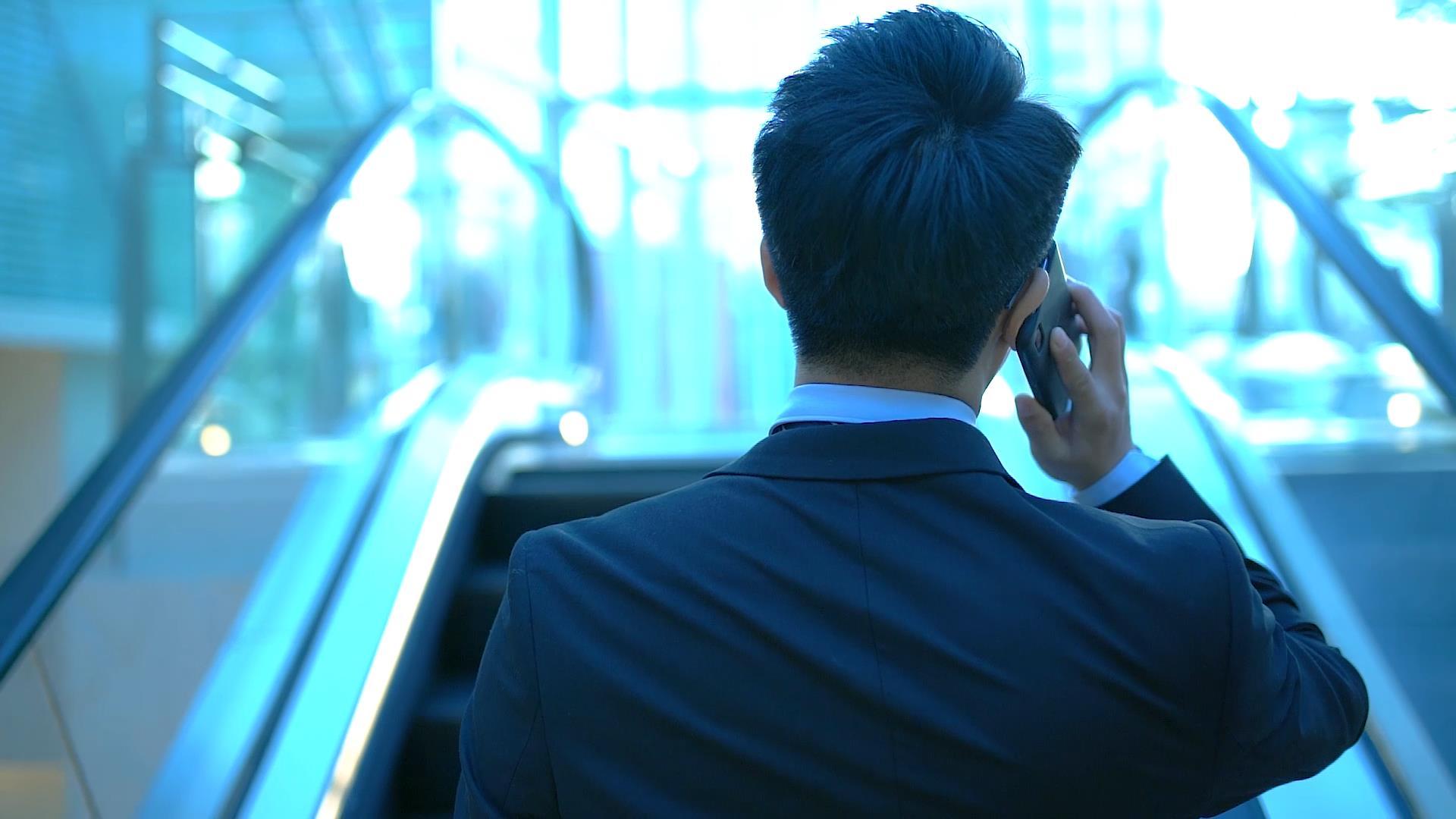 商务男性在电梯上打电话视频的预览图