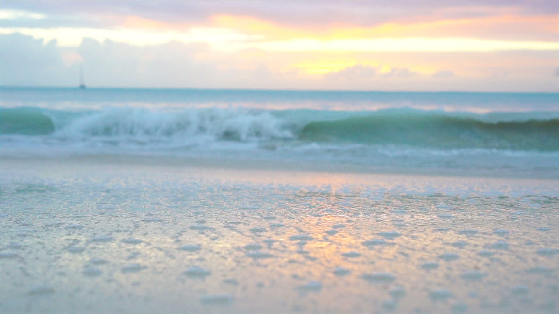 奇怪的卡比巴海滩上美丽的日落视频的预览图