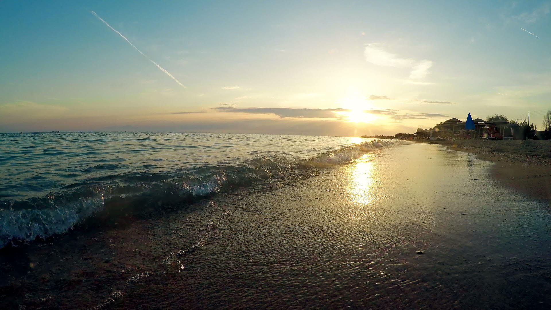 海浪在日落时喷洒沙子视频的预览图